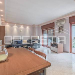 
Istra, Poreč – Obiteljska kuća s tri stambene jedinice i pogledom na more