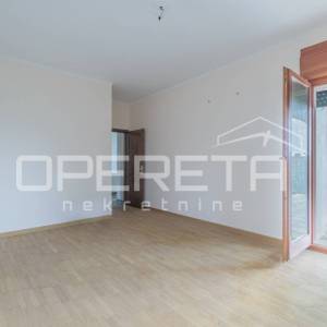 
Istra, Poreč – Obiteljska kuća s tri stambene jedinice i pogledom na more