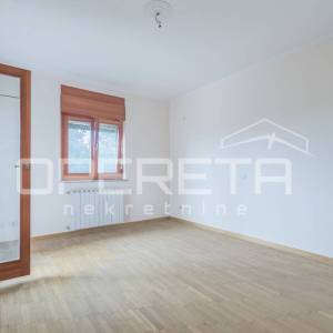 
Istra, Poreč – Obiteljska kuća s tri stambene jedinice i pogledom na more