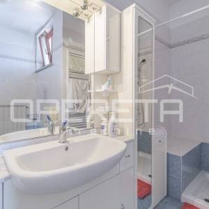 
Istra, Poreč – Obiteljska kuća s tri stambene jedinice i pogledom na more