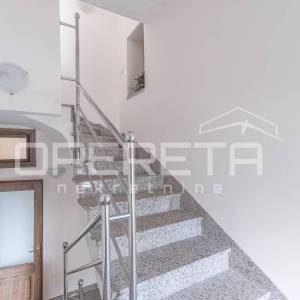 
Istra, Poreč – Obiteljska kuća s tri stambene jedinice i pogledom na more