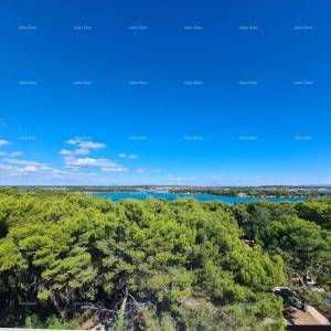 Istra. Premantura.Troetažni stan s krovnom terasom! 100 metara do mora.