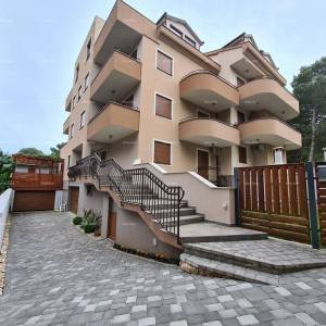 Istra. Premantura.Troetažni stan s krovnom terasom! 100 metara do mora.