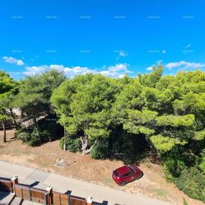 Istra. Premantura.Troetažni stan s krovnom terasom! 100 metara do mora.