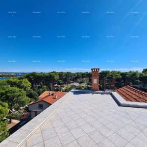 Istra. Premantura.Troetažni stan s krovnom terasom! 100 metara do mora.