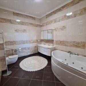 Istra. Premantura.Troetažni stan s krovnom terasom! 100 metara do mora.