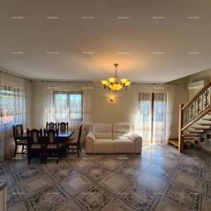 Istra. Premantura.Troetažni stan s krovnom terasom! 100 metara do mora.