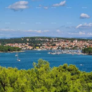 Istra. Premantura.Troetažni stan s krovnom terasom! 100 metara do mora.