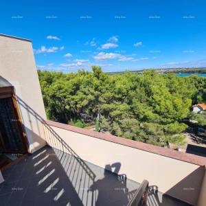 Istra. Premantura.Troetažni stan s krovnom terasom! 100 metara do mora.