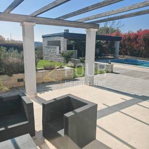 Istra, Pula, samostojeća kuća s bazenom