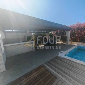 Istra, Pula, samostojeća kuća s bazenom