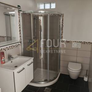 Istra, Pula, samostojeća kuća s bazenom