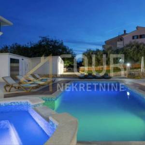 Istra, Pula, Veruda, samostojeća kuća s bazenom, pogled na more