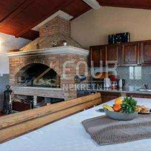 Istra, Pula, Veruda, samostojeća kuća s bazenom, pogled na more