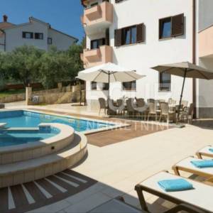 Istra, Pula, Veruda, samostojeća kuća s bazenom, pogled na more