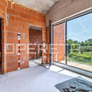 ISTRA, SVETI LOVREČ – Samostojeća kuća u visokom roh-bau 