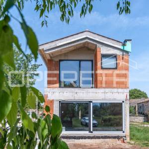 ISTRA, SVETI LOVREČ – Samostojeća kuća u visokom roh-bau 