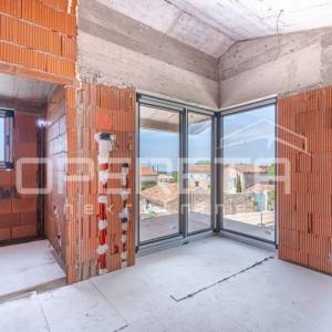 ISTRA, SVETI LOVREČ – Samostojeća kuća u visokom roh-bau 