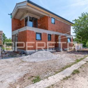 ISTRA, SVETI LOVREČ – Samostojeća kuća u visokom roh-bau 