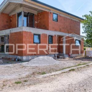 ISTRA, SVETI LOVREČ – Samostojeća kuća u visokom roh-bau 