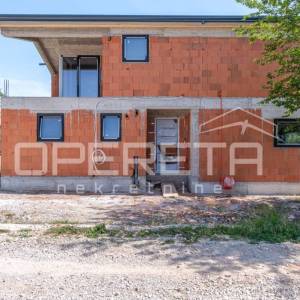 ISTRA, SVETI LOVREČ – Samostojeća kuća u visokom roh-bau 