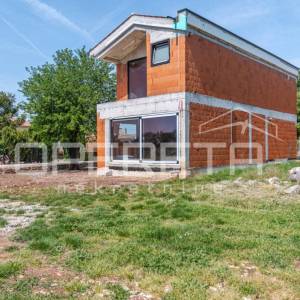 ISTRA, SVETI LOVREČ – Samostojeća kuća na odličnoj lokaciji za obiteljski život