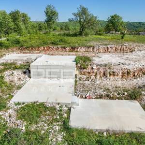 Istra, Tinjan- Građevinsko zemljište s projektom i započetom gradnjom- idealna i