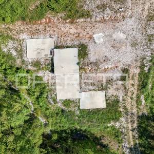 Istra, Tinjan- Građevinsko zemljište s projektom i započetom gradnjom- idealna i