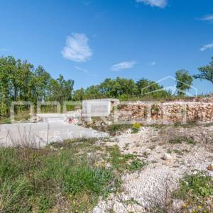 Istra, Tinjan- Građevinsko zemljište s projektom i započetom gradnjom