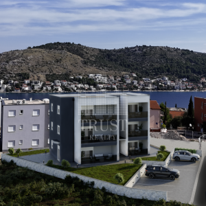 Jednosoban stan s vrtom i pogledom na more – Rogoznica