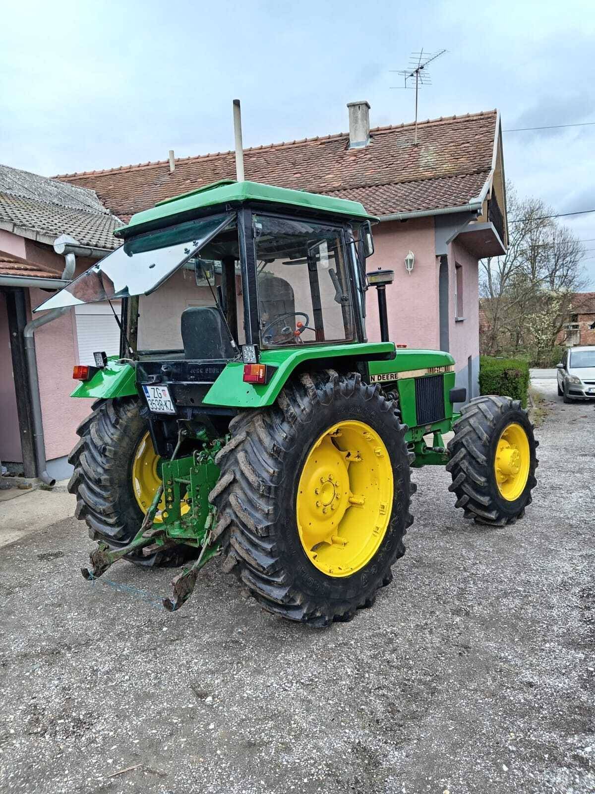 John Deere 2140