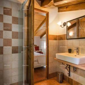 Kamena kuća sa bazenom i panoramskim pogledom. Blizina Livada.