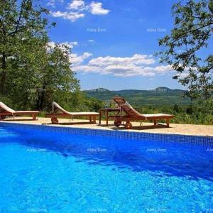 Kamena kuća sa bazenom i panoramskim pogledom. Blizina Livada.