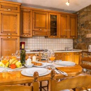 Kamena kuća sa bazenom i panoramskim pogledom. Blizina Livada.