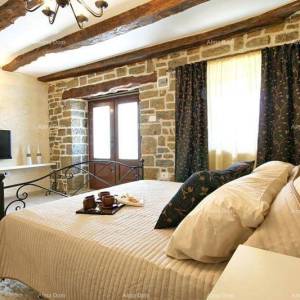 Kamena kuća sa bazenom i panoramskim pogledom. Blizina Livada.