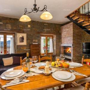 Kamena kuća sa bazenom i panoramskim pogledom. Blizina Livada.