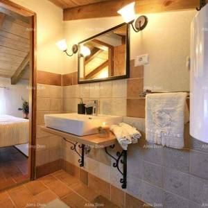 Kamena kuća sa bazenom i panoramskim pogledom. Blizina Livada.