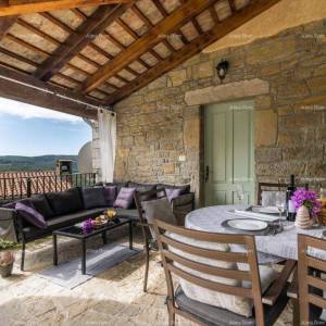 Kamena kuća sa bazenom i panoramskim pogledom. Blizina Livada.