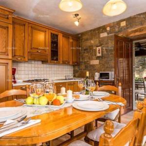 Kamena kuća sa bazenom i panoramskim pogledom. Blizina Livada.