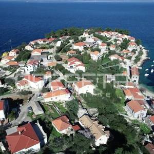 Kamena oaza s pogledom koji ostavlja bez daha – Prigradica