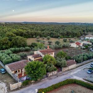 Kamena vila s 2 dodatna objekta u Galižani na parceli od1400 m2 