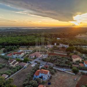 Kamena vila s 2 dodatna objekta u Galižani na parceli od1400 m2 