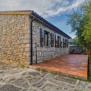 Kamena vila s 2 dodatna objekta u Galižani na parceli od1400 m2 