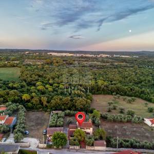 Kamena vila s 2 dodatna objekta u Galižani na parceli od1400 m2 