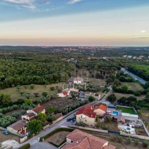 Kamena vila s 2 dodatna objekta u Galižani na parceli od1400 m2 