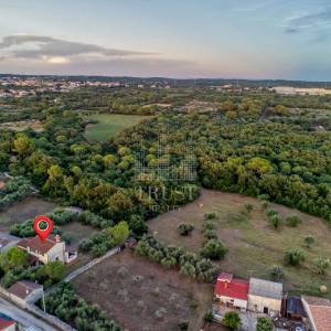 Kamena vila s 2 dodatna objekta u Galižani na parceli od1400 m2 