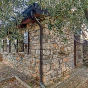 Kamena vila s 2 dodatna objekta u Galižani na parceli od1400 m2 