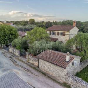 Kamena vila s 2 dodatna objekta u Galižani na parceli od1400 m2 