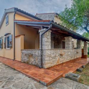 Kamena vila s 2 dodatna objekta u Galižani na parceli od1400 m2 