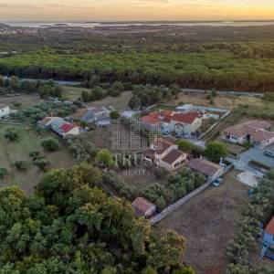 Kamena vila s 2 dodatna objekta u Galižani na parceli od1400 m2 